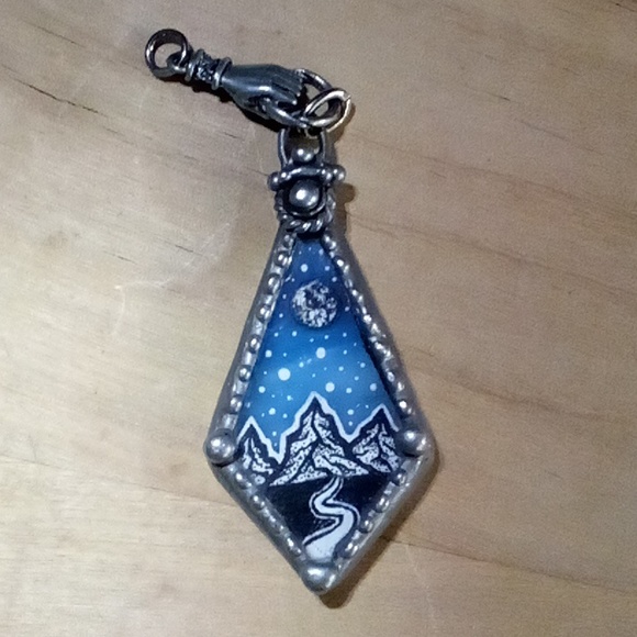 Metal pendant with mountain and sky artwork on resin - Picture 2 of 8